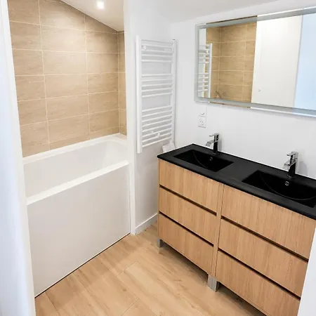 House With 2 Suites, 2 Patios, Air Conditioning Paulhan